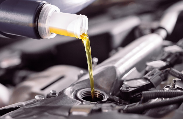 aceite-motor-vertiendo-al-motor-coche_109285-100 cambio aceite vehiculo